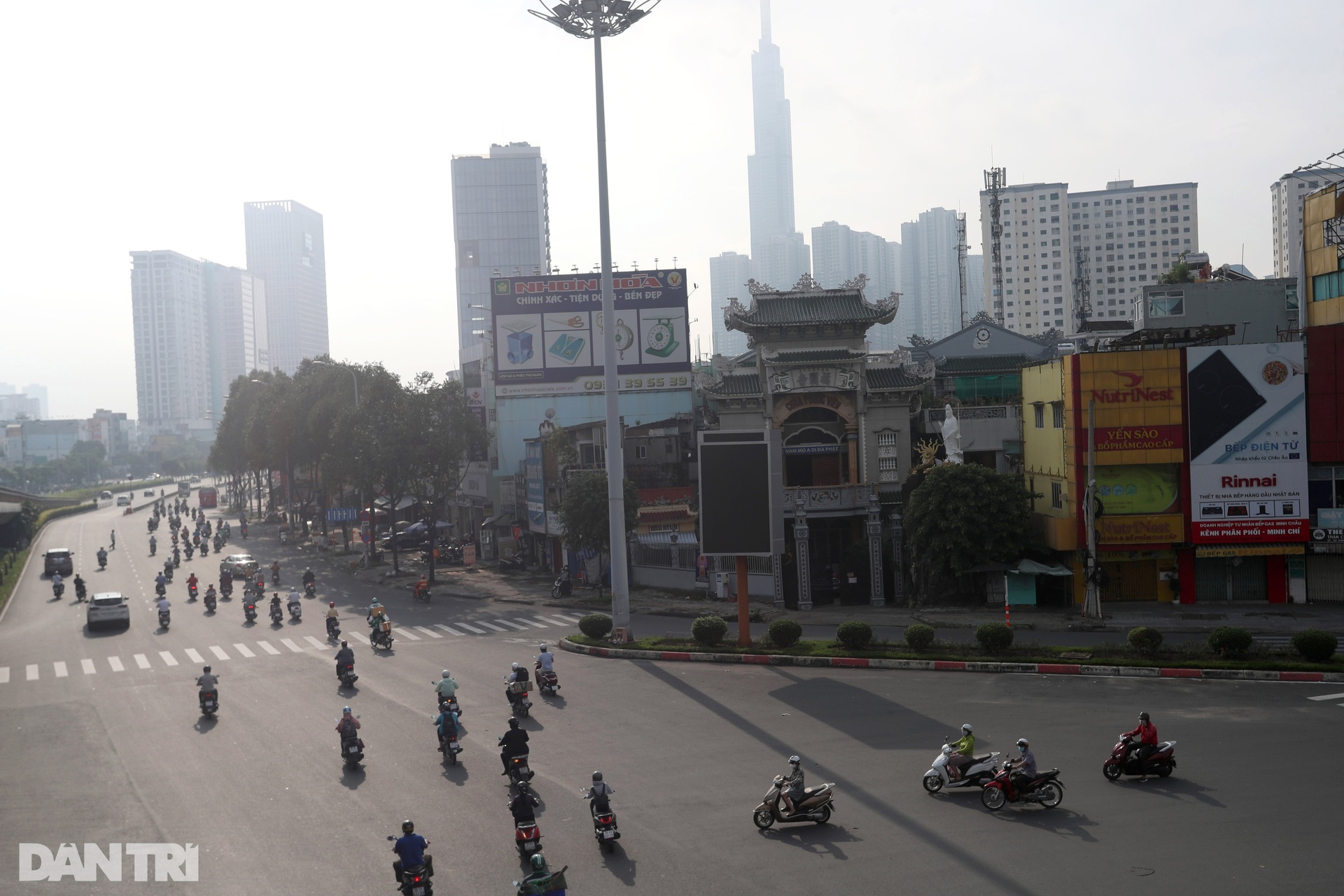 Đường phố TPHCM đông đúc, nhộn nhịp ngày đầu nới lỏng giãn cách xã hội - 4 Đường phố TPHCM đông đúc, nhộn nhịp ngày đầu nới lỏng giãn cách xã hội - 4