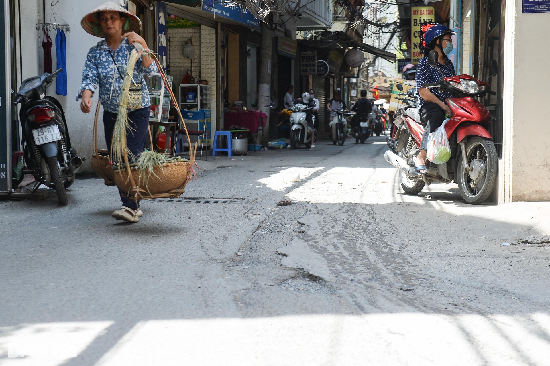 Phố Chính Kinh xuống cấp, người dân dùng chăn, quần áo vá ổ gà - 3 Phố Chính Kinh xuống cấp, người dân dùng chăn, quần áo vá ổ gà - 3