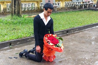 Clip chàng trai si tình quỳ dưới mưa xin lỗi bạn gái