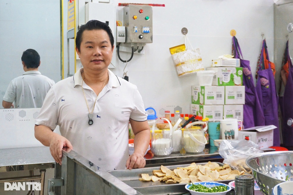 Chủ tiệm vàng ở Bình Dương chi 10 triệu đồng/ngày nấu cơm 0 đồng đãi bà con - 5 Chủ tiệm vàng ở Bình Dương chi 10 triệu đồng/ngày nấu cơm 0 đồng đãi bà con - 5