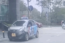 Người đàn ông đang đi xe máy bị hất ngã nhào vì một lý do "trời ơi"