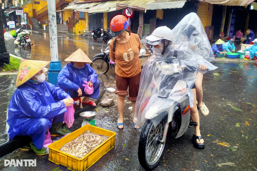 Đặc sản chỉ có trong lũ đầu mùa, dân chong đèn vớt kiếm tiền triệu mỗi đêm - 2 Đặc sản chỉ có trong lũ đầu mùa, dân chong đèn vớt kiếm tiền triệu mỗi đêm - 2