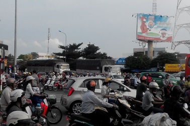 Cấm xe lưu thông qua cầu Quang Trung gây kẹt xe cục bộ