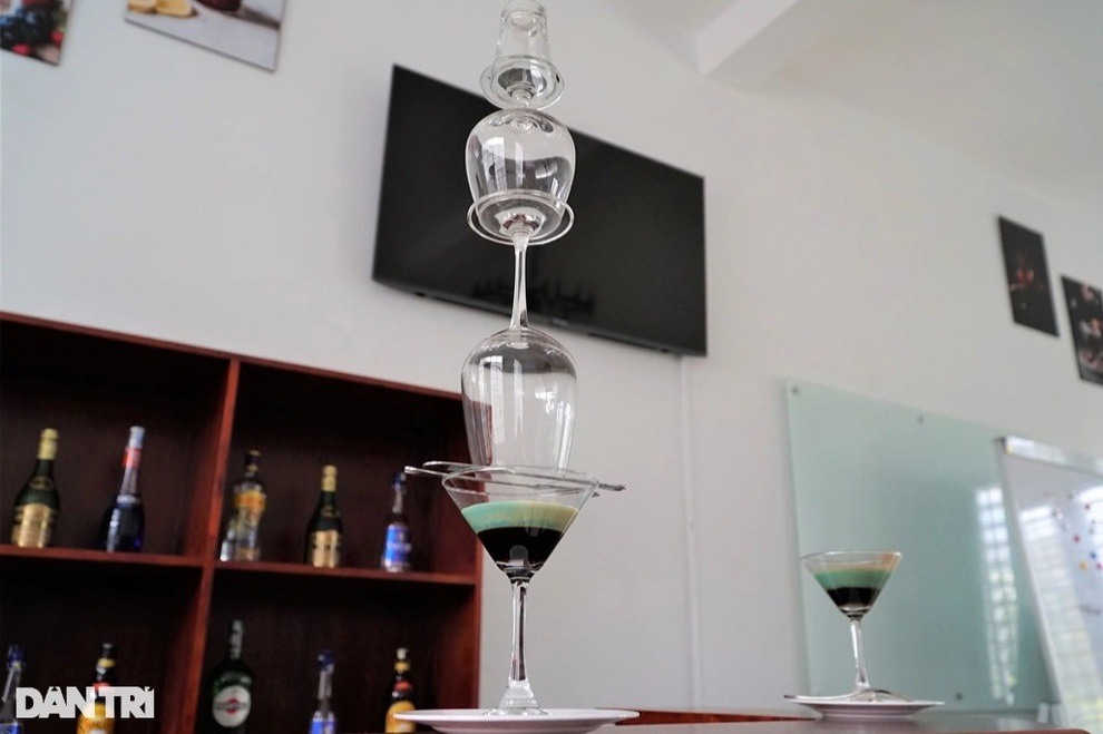 Màn pha chế Cocktail bốc lửa đạt giải nhất của thầy giáo 9x trường nghề - 2 Màn pha chế Cocktail bốc lửa đạt giải nhất của thầy giáo 9x trường nghề - 2