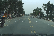 Tài xế ô tô chấp nhận đè vạch kẻ liền, đi lấn làn để tránh xe máy vượt ẩu