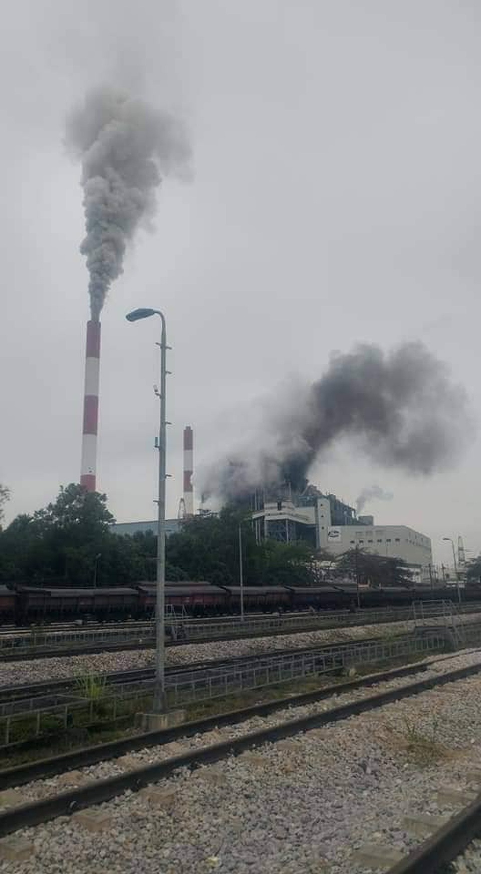 Khói đen bốc lên nghi ngút từ Công ty nhiệt điện Uông Bí sau tiếng nổ - 1 Khói đen bốc lên nghi ngút từ Công ty nhiệt điện Uông Bí sau tiếng nổ - 1