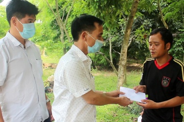 Bố tát nước bắt cá, con gái 5 tuổi rơi xuống ao tử vong