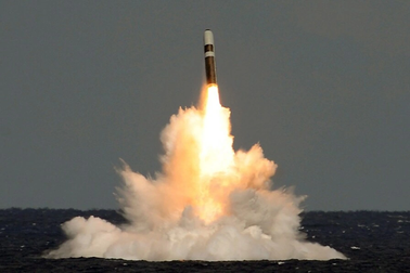 Tàu ngầm Anh suýt bị tên lửa phóng xịt rơi trúng