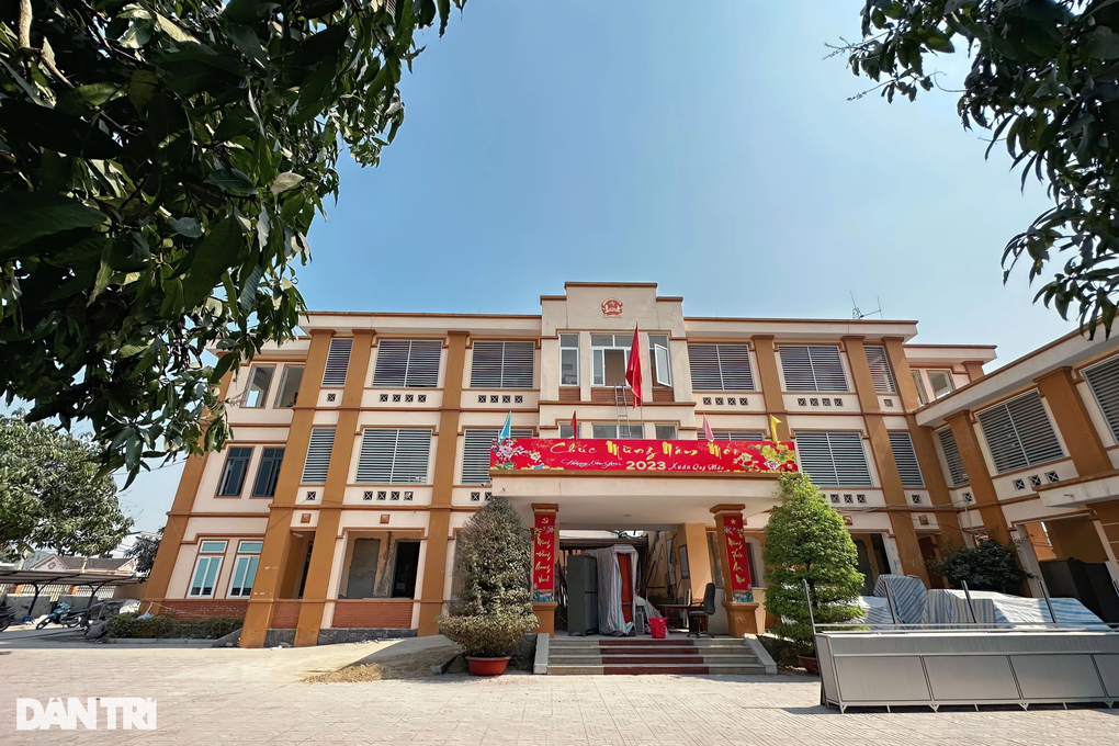 Trụ sở xã bất ngờ được đầu tư 6 tỷ đồng để xoay hướng mặt tiền - 2 Trụ sở xã bất ngờ được đầu tư 6 tỷ đồng để xoay hướng mặt tiền - 2