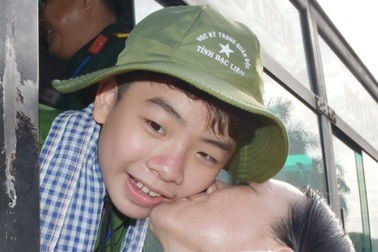 Mẹ hôn "chiến sĩ nhí" thắm thiết, tiễn vào học kỳ trong quân đội