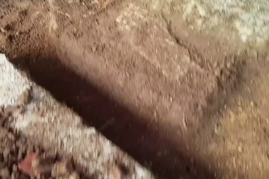 Phát hiện dấu vết các lớp đá nghi móng tường thành xưa ở hố khảo cổ cuối