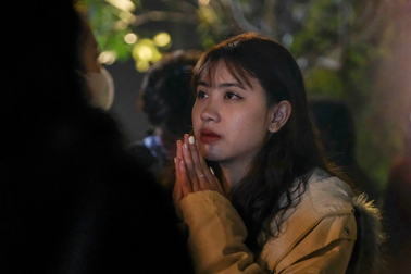 Người dân nô nức đi xin lộc, cầu may tại đền thờ Thánh Gióng đêm giao thừa