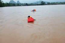 Đi thị sát vùng lũ, Phó Chủ tịch huyện cùng nhiều cán bộ bị lật thuyền trôi gần 1km