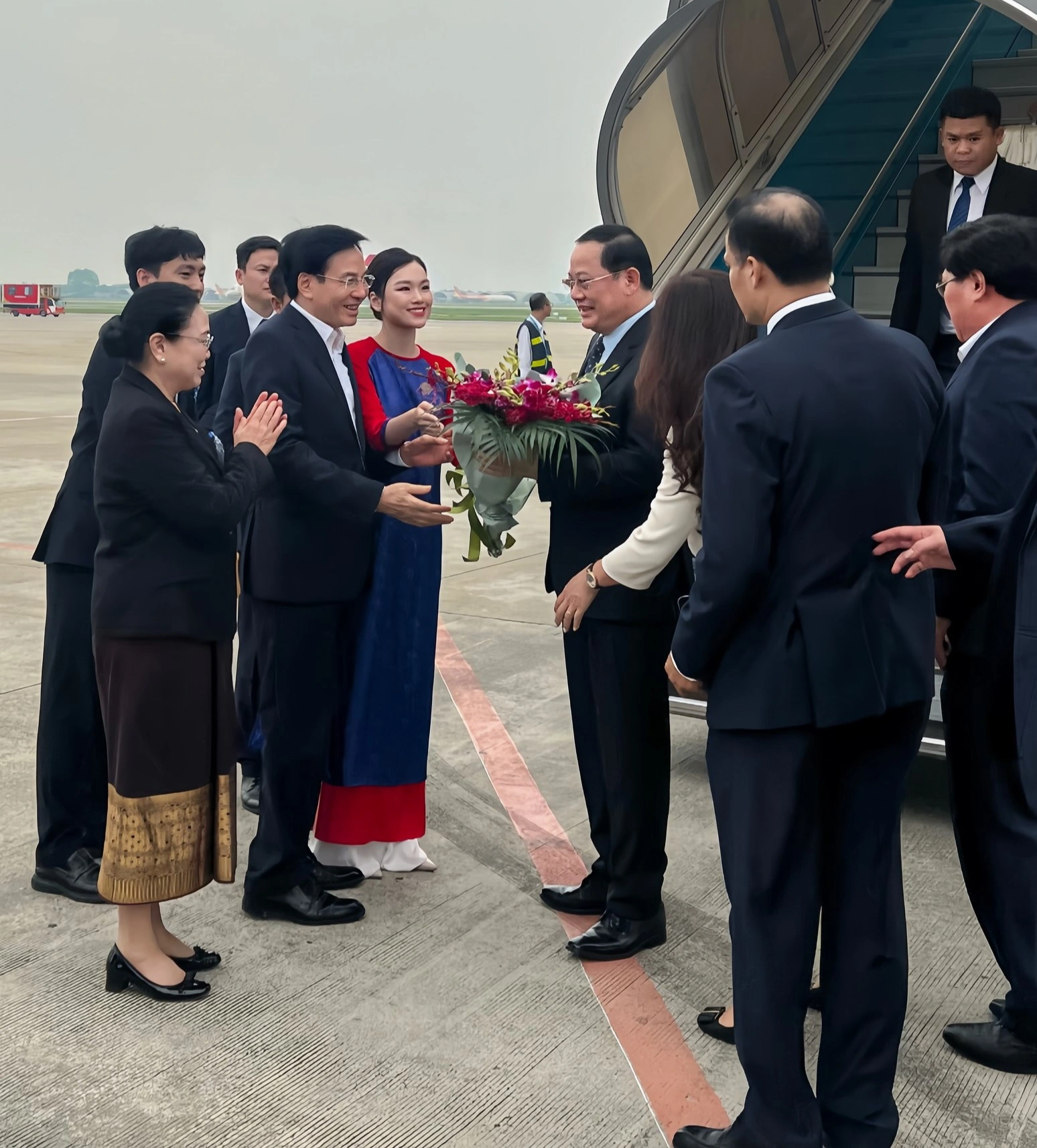 Nữ sinh Ngoại giao vinh dự được tặng hoa Thủ tướng Lào là ai? - 1 Nữ sinh Ngoại giao vinh dự được tặng hoa Thủ tướng Lào là ai? - 1