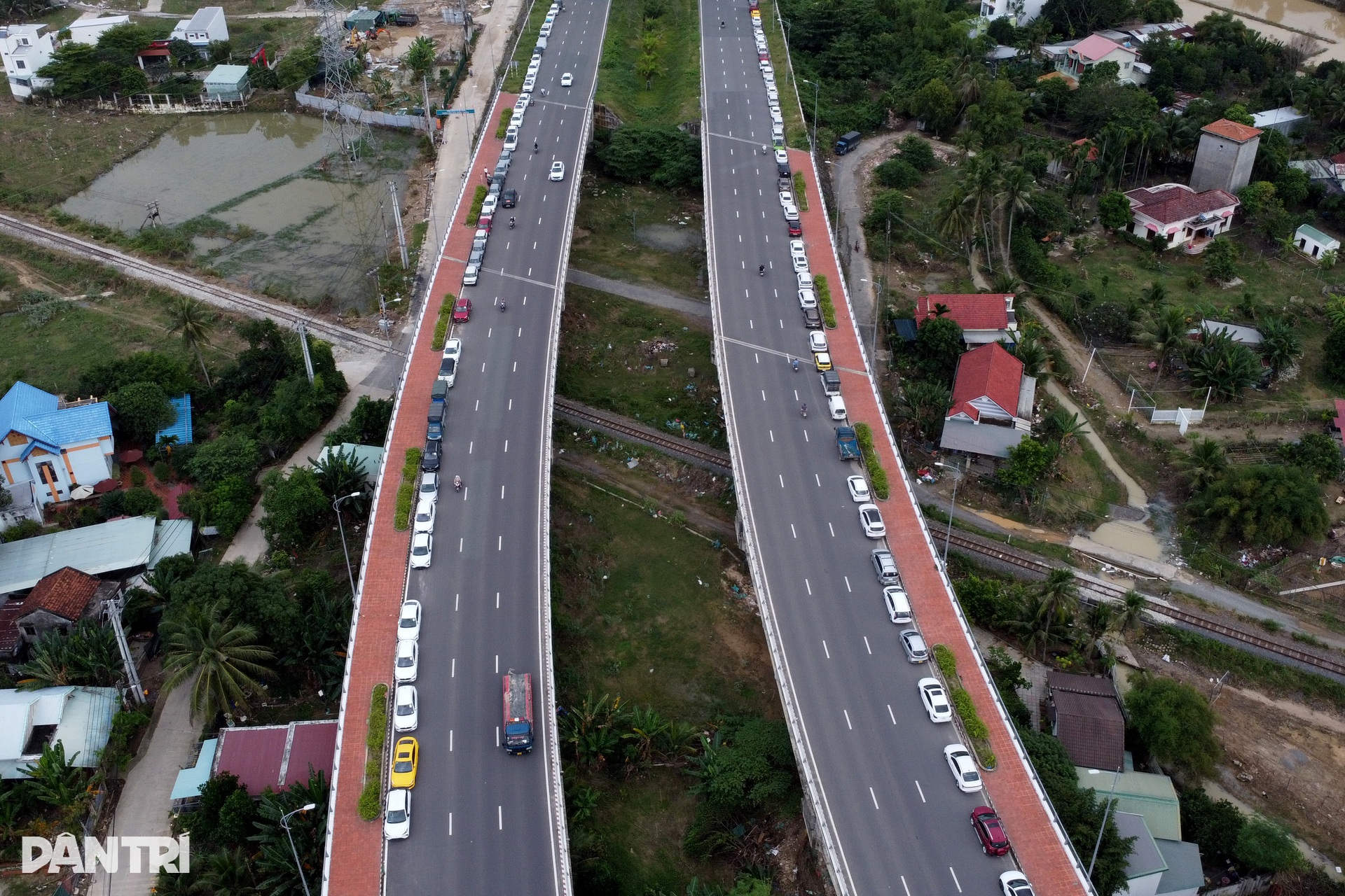 Hàng trăm ô tô lại nối đuôi nhau lên cầu tránh lũ, người đi đường bất ngờ - 2 Hàng trăm ô tô lại nối đuôi nhau lên cầu tránh lũ, người đi đường bất ngờ - 2