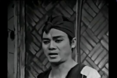 Nghệ sĩ Thanh Sang và Thanh Nga trong trích đoạn Bên cầu dệt lụa.