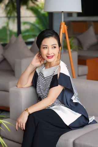 Sắc vóc xinh đẹp, trẻ hơn tuổi của "vợ trưởng thôn" Khánh Huyền - 7
