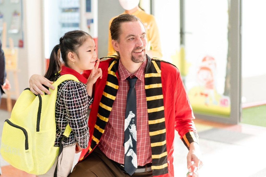 Học sinh hưởng ứng lễ hội văn hóa, thử sức chơi golf ngày tựu trường - 1