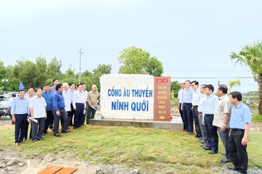 Vận hành cống âu thuyền kiểm soát mặn, giữ ngọt lớn nhất Việt Nam