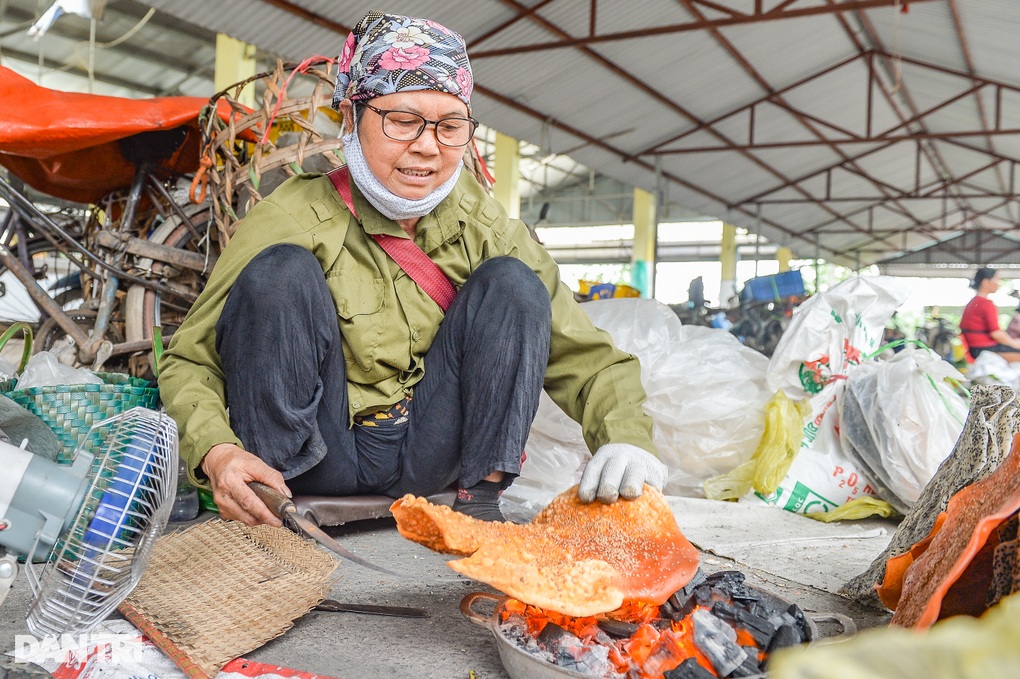 Giới trẻ thích thú đến chợ phiên ở Hà Nội vì một món ăn đặc biệt - 2 Giới trẻ thích thú đến chợ phiên ở Hà Nội vì một món ăn đặc biệt - 2