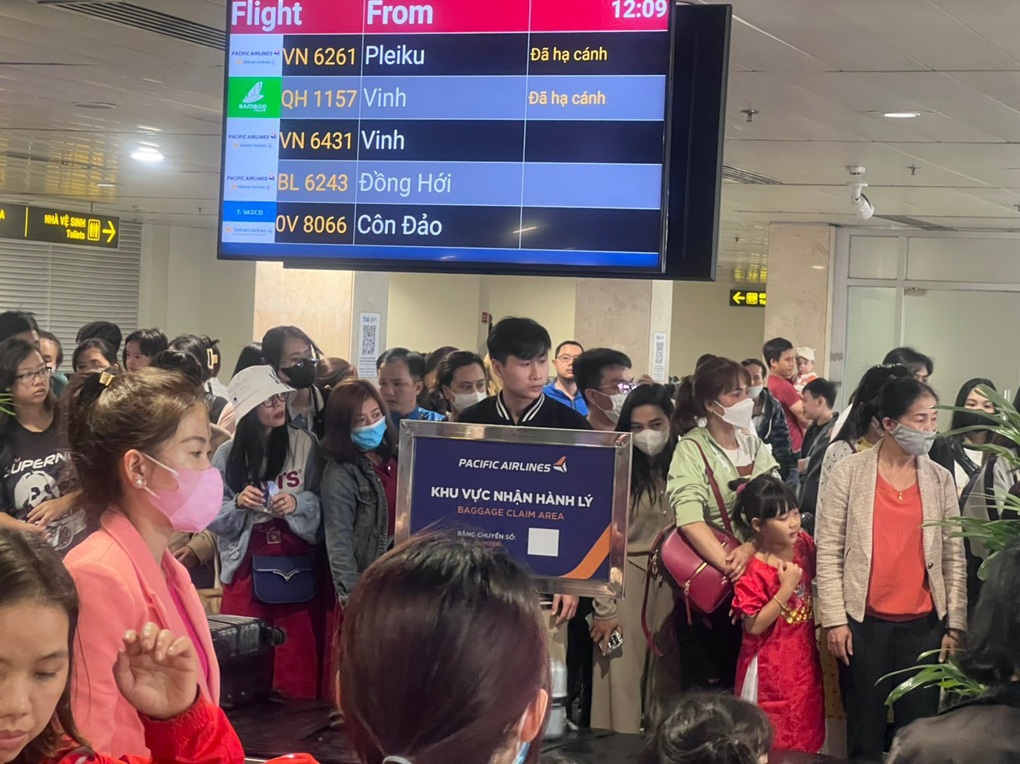 Khách đáp Tân Sơn Nhất ngáp ngắn ngáp dài chờ hành lý - 2 Khách đáp Tân Sơn Nhất ngáp ngắn ngáp dài chờ hành lý - 2