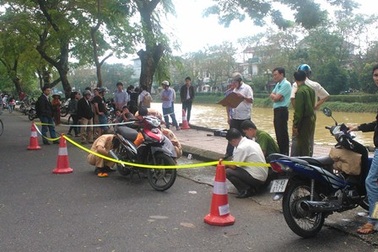 Nửa đêm, nữ sinh lao xe máy xuống sông mất tích