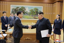 Cuộc gặp lịch sử của ông Kim Jong-un và đoàn quan chức cấp cao Hàn Quốc