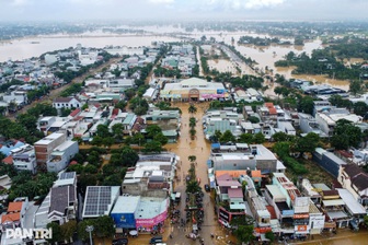 Bộ Chính trị yêu cầu khẩn trương khắc phục hậu quả mưa lũ ở miền Trung