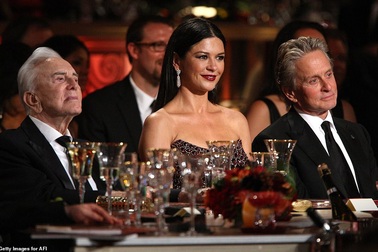 Bố Michael Douglas qua đời ở tuổi 103