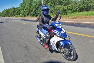 Khi những cô nàng thể hiện cá tính bằng xế yêu