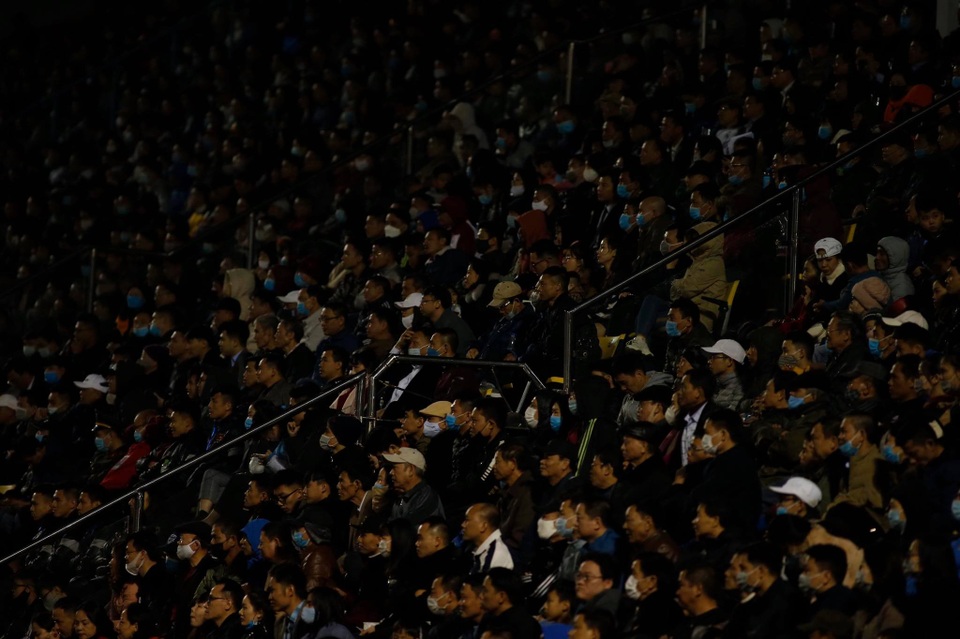 Cổ động viên phủ đỏ khán đài trong trận đấu của tuyển Việt Nam - 6