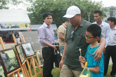 Người dân háo hức với triển lãm ảnh cổ Hạ Long 