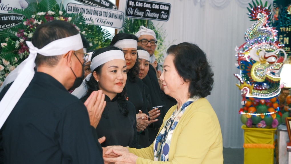 Tang lễ NSƯT Hồng Đức: Lan Hương tới viếng, chuyện tình với vợ gây xúc động - 2 Tang lễ NSƯT Hồng Đức: Lan Hương tới viếng, chuyện tình với vợ gây xúc động - 2