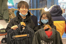 Thay vì tốn tiền mua đồ mới, giới trẻ thời nay thích "săn si"