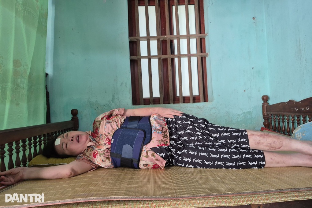 Trao hơn 150 triệu đồng tới người phụ nữ đơn thân bị đủ thứ bệnh - 2 Trao hơn 150 triệu đồng tới người phụ nữ đơn thân bị đủ thứ bệnh - 2