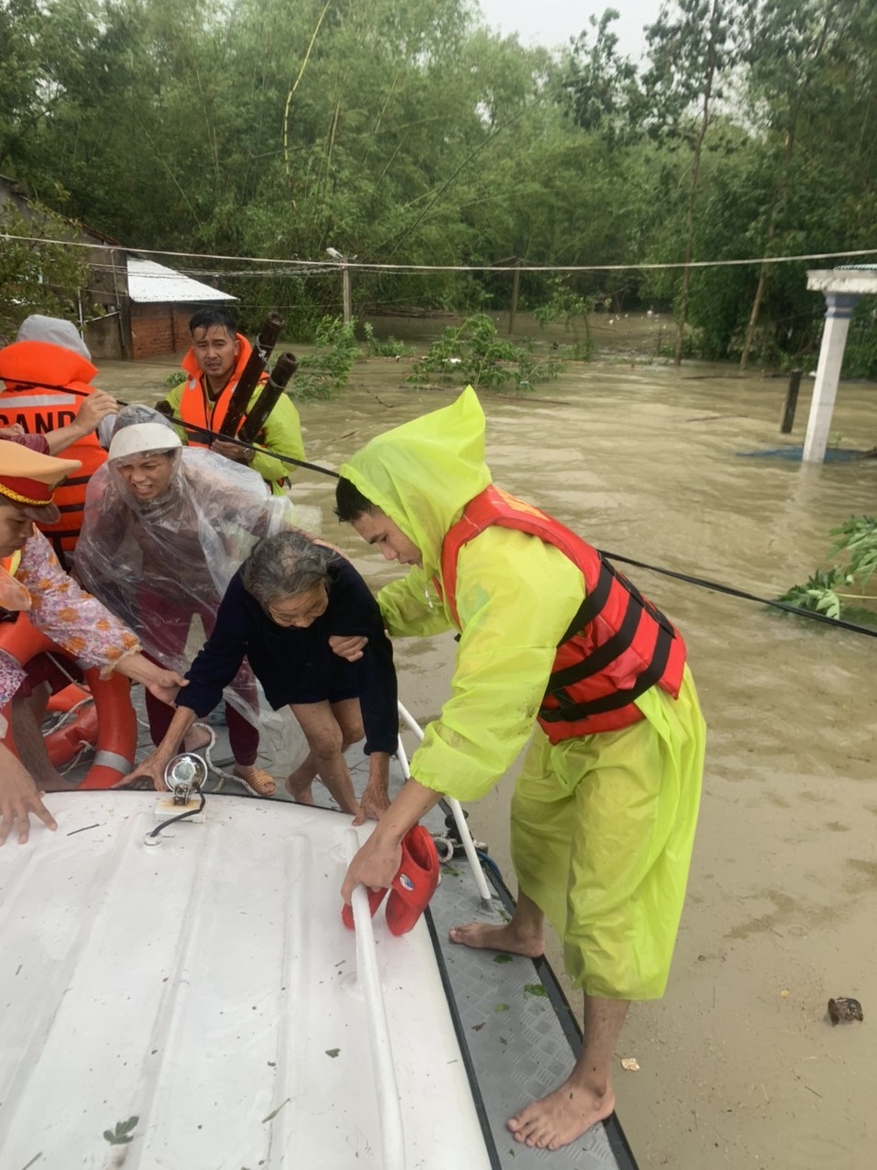 Quảng Nam: Gió lốc làm tốc mái 20 nhà dân, lũ đang lên nhanh trở lại - 6
