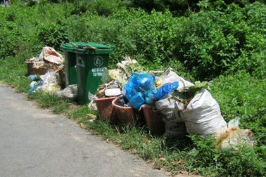 Vụ lở đá khổng lồ: Rác cũng kẹt trên núi