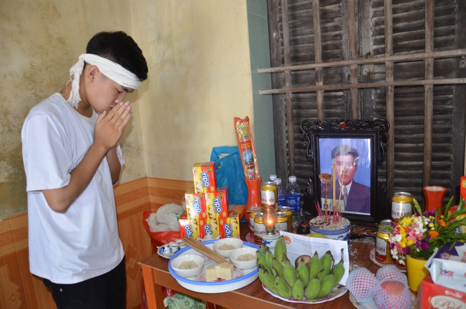 Nam sinh 12 năm học sinh giỏi vụt tắt giấc mơ đại học sau ngày bố mất - 1 Nam sinh 12 năm học sinh giỏi vụt tắt giấc mơ đại học sau ngày bố mất - 1