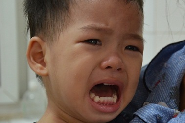 Nghẹn lòng cảnh mẹ đơn thân tật nguyền khánh kiệt vì chăm con viêm não