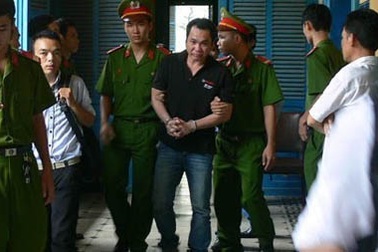 Những gã đàn ông rình vợ đi khách sạn 