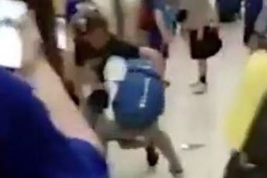 Dân mạng hả hê xem clip kẻ bắt nạt gặp đúng người "nhỏ mà có võ"