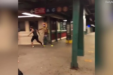 Cú nhảy qua đường ray tàu điện ngầm gây xôn xao mạng xã hội