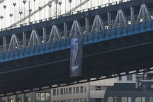 Chân dung Tổng thống Putin bất ngờ được treo trên cầu ở Mỹ