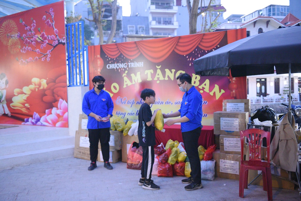 Tưng bừng phiên chợ Tết khu phố ẩm thực Đảo Ngọc - Ngũ Xã - 3 Tưng bừng phiên chợ Tết khu phố ẩm thực Đảo Ngọc - Ngũ Xã - 3