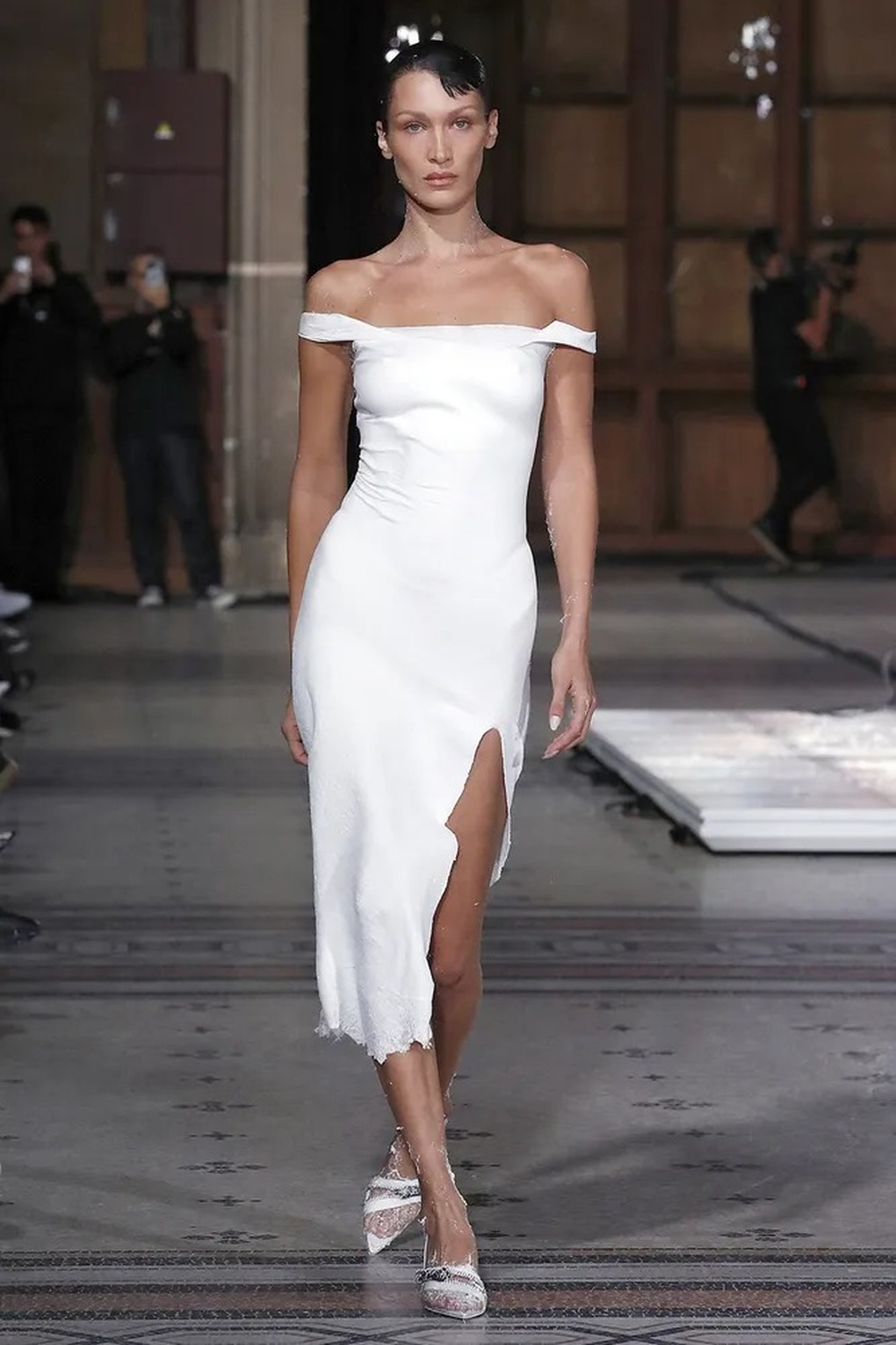 Bella Hadid để ngực trần, diện váy phun sơn hot nhất năm 2022 - 2