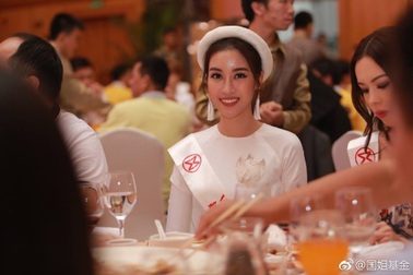 Hoa hậu Mỹ Linh diện áo dài trắng trong tiệc từ thiện của Hoa hậu Thế giới 2017