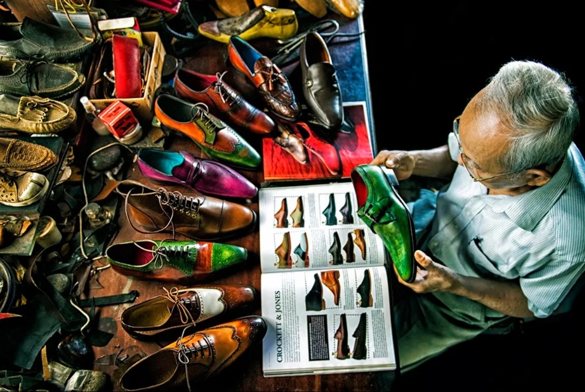 Bộ ảnh chụp người thợ đóng giày 90 tuổi tại Việt Nam gây chú ý - 1