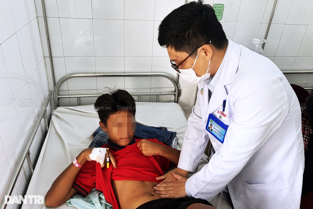 Bé trai 14 tuổi lâm nguy vì tai nạn khi vừa ăn, vừa uống nước - 1 Bé trai 14 tuổi lâm nguy vì tai nạn khi vừa ăn, vừa uống nước - 1