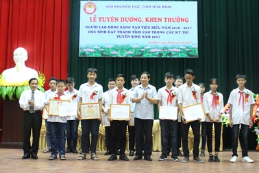 Hội Khuyến học Hòa Bình khen thưởng học sinh xuất sắc năm 2017