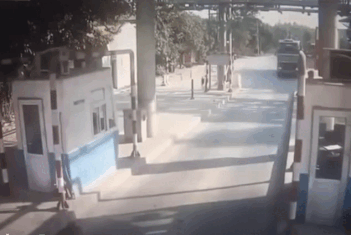 Xe đầu kéo mất lái lao thẳng vào trạm thu phí